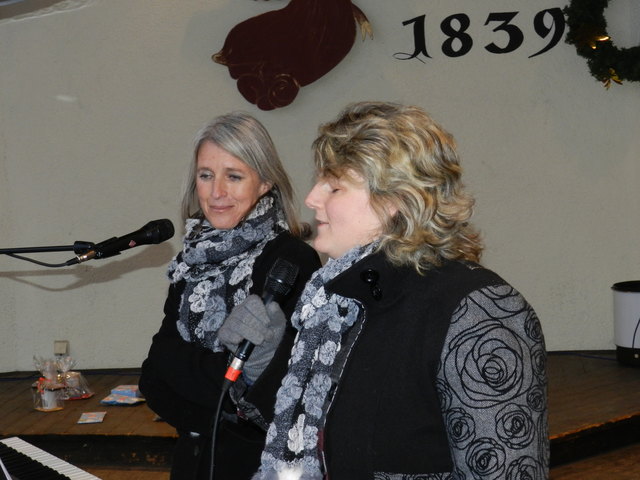 Das Duo „blind & happy“ mit Gudrun Topf und der blinden St. Johanner Sängerin Sandra Seiwald begeisterte die Zuhörer beim 12. Kirchdorfer Adventmarkt