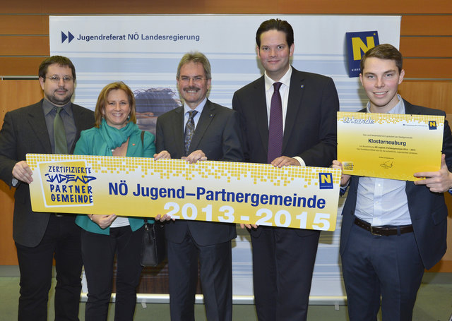Klosterneuburg ist Jugend-Partnergemeinde: Franz Brenner, Familienstadträtin Maria Theresia Eder , LR Karl Wilfing, LA Lukas Mandl, Jugendgemeinerat Markus Presle | Foto: NLK/Filzwieser