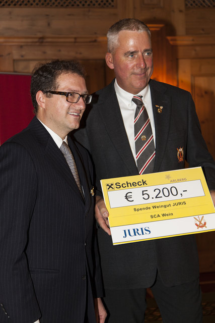 A. Stiegelmar (links) vom Weingut Juris überreichte SCA-Präsident J. Chodakowsky einen Scheck in der Höhe von 5.200 Euro. | Foto: SCA