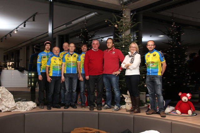 Florian und Rosi Wiesinger im Kreise der Radsportler