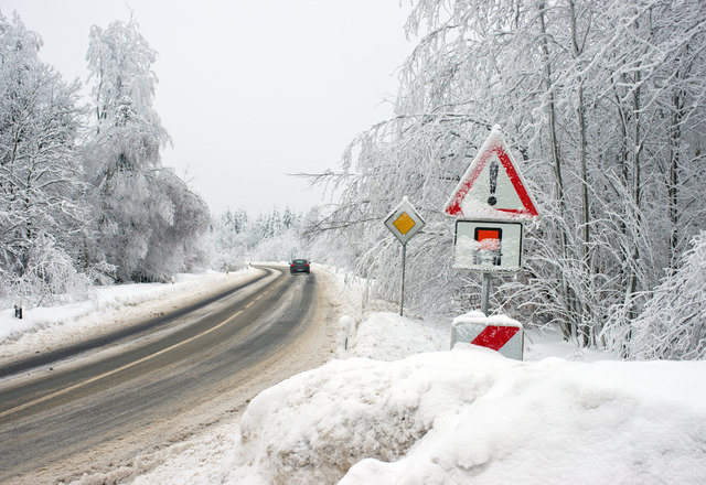 Glatte Schneefahrbahnen sorgten im Bezirk am "Nikolotag" für Unfälle (Symbolbild).