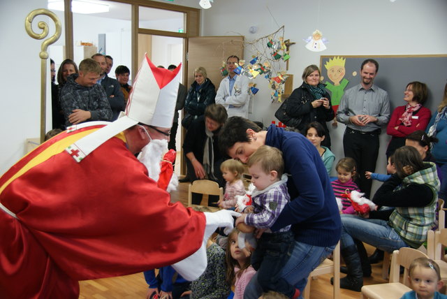 Auch der Heilige Nikolaus brachte bei der Eröffnung Geschenke.