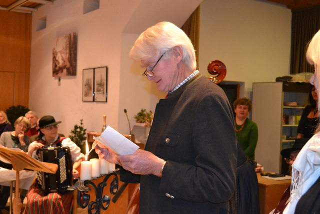 Alois Lechner aus Hochburg-Ach trug eine Geschichte mit dem Titel "Die vier Adventkerzen" vor.