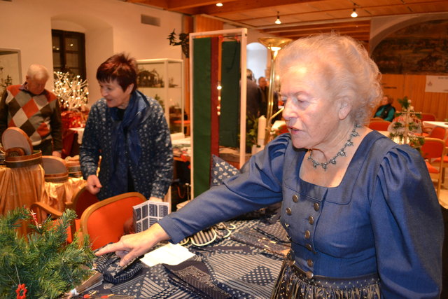 Edith Paischer beim Stand der Blaudruckarbeiten.
