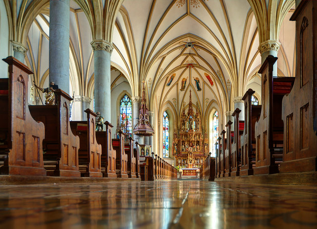Die dreischiffige Hallenkirche im neugotischen Stil ist dem Heiligen Michael geweiht