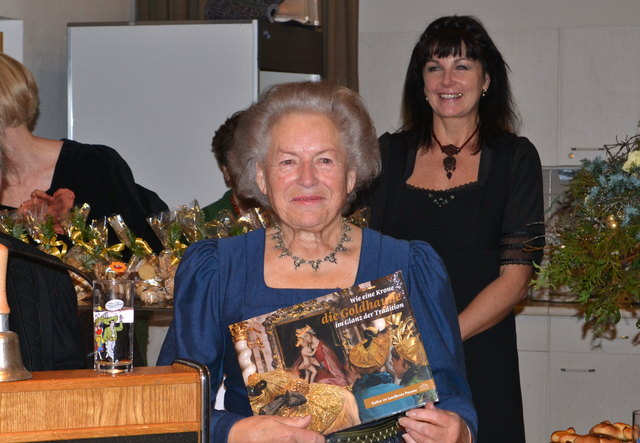 Edith Paischer bei ihrem Abschied. (Re.) Nachfolgerin Elisabeth Blum.