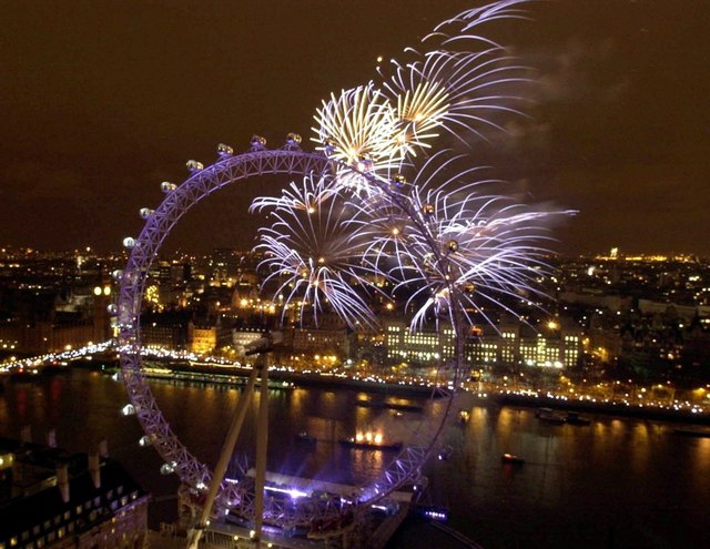 Bunte Lichter über dem „London Eye“: Am Riesenrad in der englischen Hauptstadt steigen an Silvester zahllose Raketen in den Himmel.