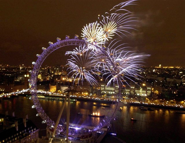 Bunte Lichter über dem „London Eye“: Am Riesenrad in der englischen Hauptstadt steigen an Silvester zahllose Raketen in den Himmel. | Foto: dpa-tmn