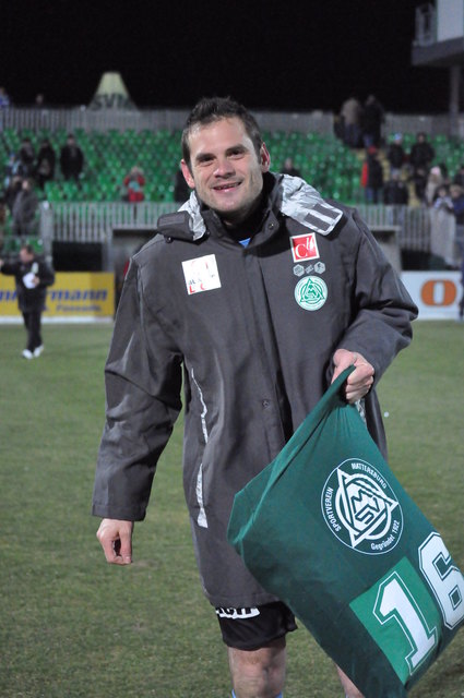 Thomas "Tetschgerl" Borenitsch, der Dienstälteste an Jahren, als Weihnachtsmann für die Fans. | Foto: alle ROSENATOR