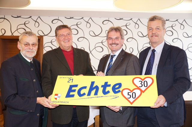 Sie fahren schon "Echte 30/50": Hans Jedlicka, Josef Gruy und Bürgermeister Peter Buchner mit Landesrat Karl Wilfing (2.v.re.).