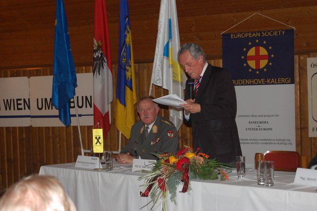 General Edmund Entacher wartet auf den nächsten Programmpunkt von Moderator Josef Höchtl. | Foto: Zippel