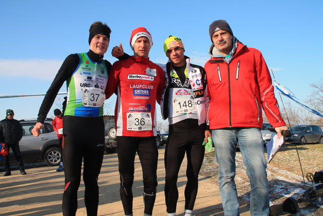 Philipp Schwarzl (3.), Alois Redl (1.) und Jirka Krivanek (2.) mit Veranstalter Fritz Genger.