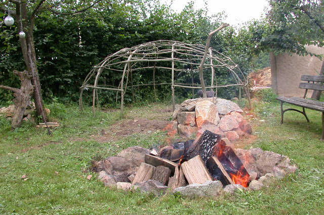 Über das Weidengeflecht kommen Decken. In der Mitte der Schwitzhütte werden später heiße Steine mit Wasser übergossen. | Foto: Cornelia Wallner