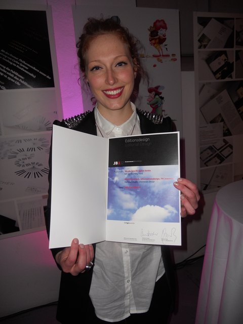 Julia Kerschbaum ist es ein Anliegen, die Potentiale einer fast schon vergessenen Schrift in die heutige Zeit hinüber zu retten. Das prämierte Werk „Als die Schrift laufen lernte. Die Kurrent um 1900“ ist im Museumsquartier bis 16. Dezember 2012 zu sehen.
