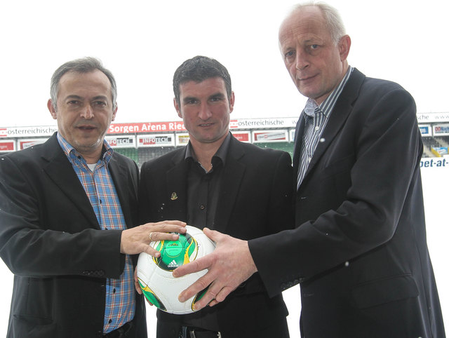 SV Ried-Manager Stefan Reiter (links) und Präsident Johann Willminger (rechts) präsentierten den neuen Trainer Michael Angerschmid. | Foto: Scharinger