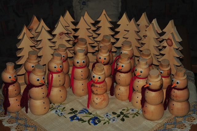 Schneemänner und Bäume aus Zirbenholz.