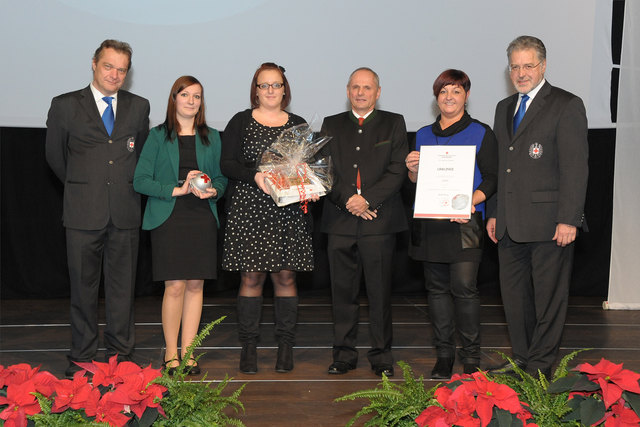 Günther Mayr, Daniela Wimhofer und Victoria Huber (RK-Mitarbeiterinnen, HLW-Schülerinnen), HLW-Direktor Johann Kastner, Eva-Maria Sonnleithner, Präsident Walter Aichinger. | Foto: www.cityszene.at/Kunasz-Herzig