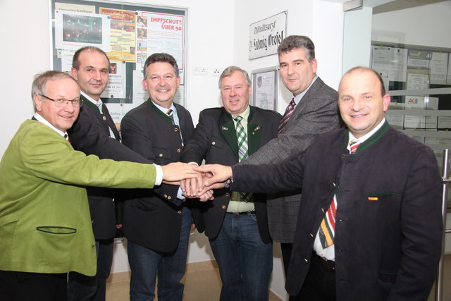 Am Arbeiten: Josef Ober, Rudolf Lackner, Karl Lenz, Gerhard Konrad, Siegfried Bauer und Josef Ober (v.l.). | Foto: KK