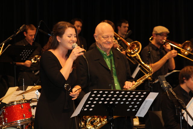 Die Gaststars  Ulrike Tropper mit wunderbarer Stimme und Saxophonist Don Menza im Zentrum in Feldbach.