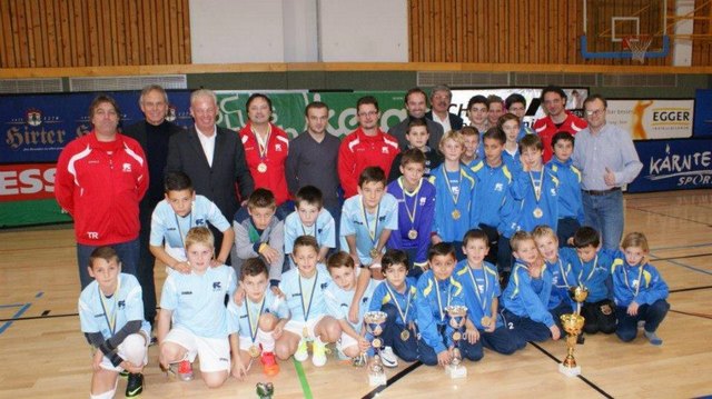 Die Mannschaften des FC St. Veit mit NWL Arno Tamegger, den Trainern, sowie Prominenz aus Politik und Sport