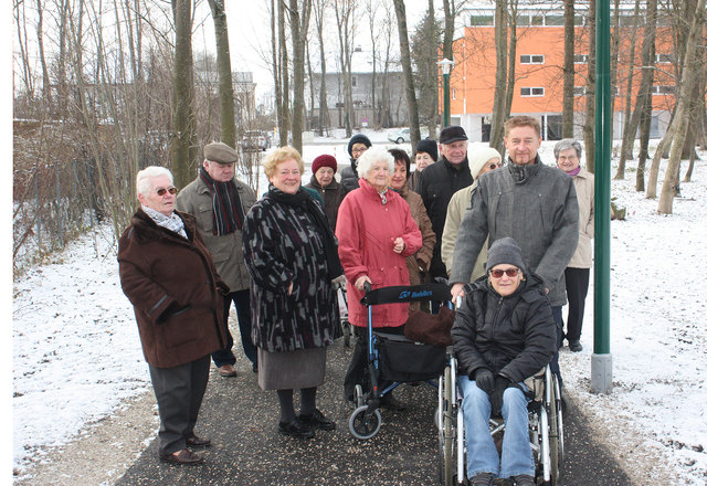Der neue Weg im Schlosspark wurde bereits von einigen Bewohnern des Hauses für Betreubares Wohnen inspiziert. | Foto: Stadt Wels