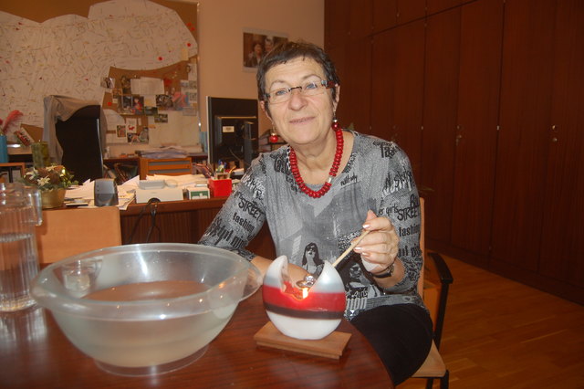 BV Renate Kaufmann bringt ihren Glückspilz über einer Kerze zum Schmelzen.