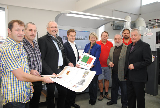 Gregor Leonfellner, Walter Rempelbauer, Josef Peter Schachermayr, Rudolf Trauner, Maria Pachner, Christoph Mittermayr, Walter Zauner, Thomas Adlung und Johann Großruck in der Druckerei. | Foto: Stadt