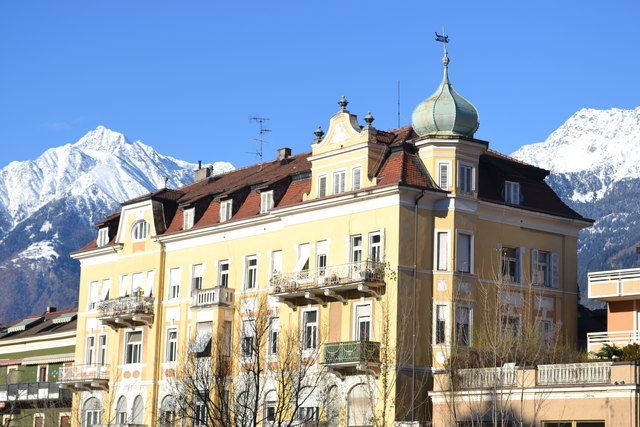Imposante Bauten im Jugendstil erinnern an die einstige Herrschaft der Habsburger; im Hintergrund ist der Ortler zu sehen.
