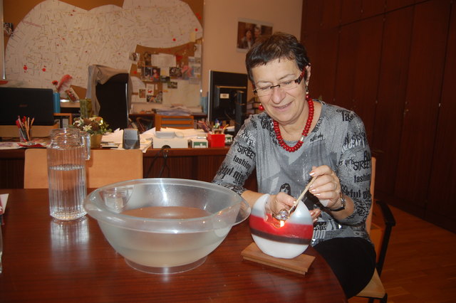 BV Renate Kaufmann bringt ihren Glückspilz über einer Kerze zum Schmelzen.