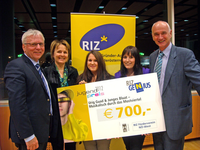 Bürgermeister Wolfgang Mair, Betreuerin Erika Sölkner, Ursula Paumann, Julia Hackl, Direktor Franz Hofleitner. | Foto: Schmid