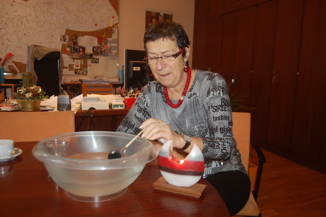 Mit Schwung wirft BV Renate Kaufmann das geschmolzene Blei ins Wasser.