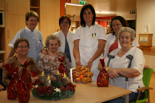 Von li nach re: Sitzend die Patientinnen Annemarie Bauer, Margarethe Steindl und Friederike Runzer. Stationsschwester DGKS Heidemarie Schalko, OÄ Dr. Jana Stuhl, Küchenleiterin Gerda Dressler und Dr. Karin Hrnjak. | Foto: privat