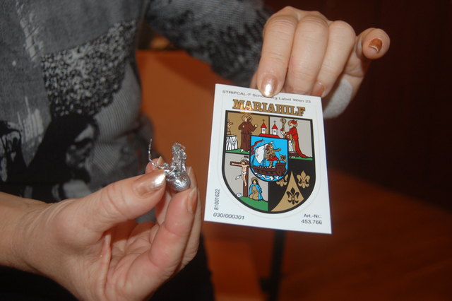 Zum Vergleich: das Wappen mit Schiff und Fährmann (Mitte) und dem Ergebnis des Bleigießens.