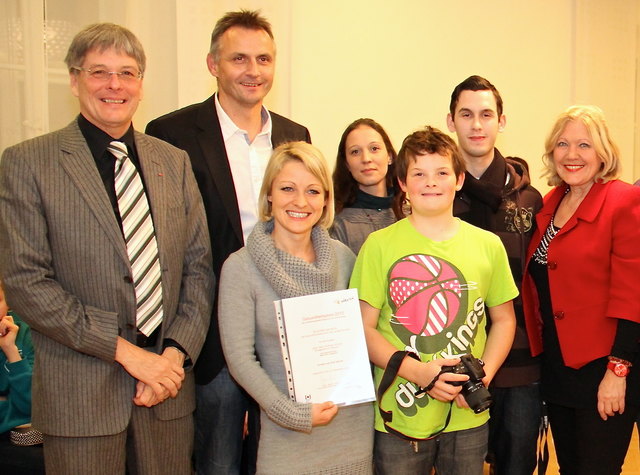 LHStv. Peter Kaiser überreichte den Sonderpreis des Landes Kärnten an die Vertreter des Jugendzentrums Media Point für ihr siegreiches Projekt „Auf den ersten Klick! Klagenfurt 4you“.