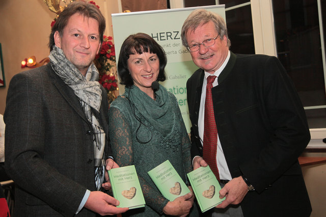 Präsentierten den Gedichtband: Peter Hajek, Huberta Gabalier und Bgm. Franz Arnold (r.)