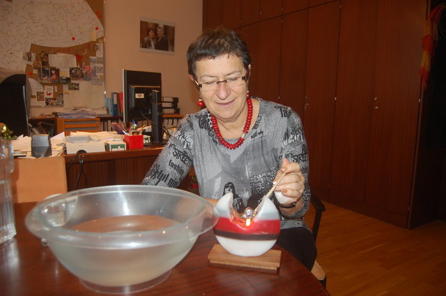 BV Renate Kaufmann bringt ihren Glückspilz über einer Kerze zum Schmelzen.