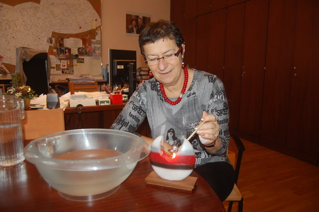 BV Renate Kaufmann bringt ihren Glückspilz über einer Kerze zum Schmelzen.