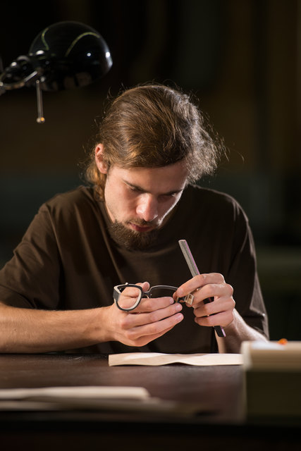 78 Handschritte sind notwendig, ehe aus Holz eine unverkennbare Brille aus dem Hause Rolf Spectacles entsteht. | Foto: Robert Eder