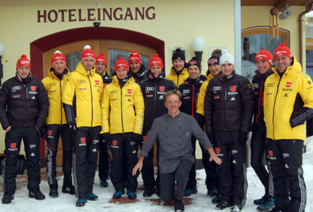 Das deutsche Nationalteam der Nordischen Kombinierer mit Mario Saurer vom Hotel "Zum Gourmet"
v.l. Ronny Ackermann, Yvonne Weichhart (Generalsekretärin Nordischer Weltcup Seefeld), Hermann Weinbuch, Mario Saurer. | Foto: smpr.at