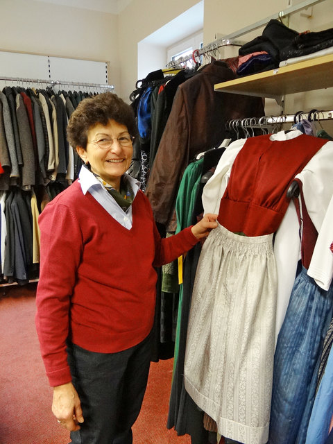 Theresia Friedrich betreibt den Kleiderladen der Pfarrcaritas Weiz zusammen mit 28 ehrenamtlichen Mitarbeiterinnen. | Foto: WOCHE