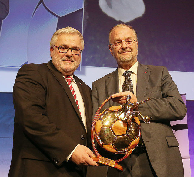 Fußball-Präsident Willi Prechtl ehrte den Welser Sportreferenten Hermann Wimmer (r.) | Foto: OÖFV/Lui