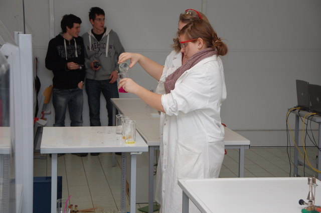 Spannende Experimente garantiert die Chemie-Show am Tag der offenen Tür im Purkersdorfer Gymnasium.
