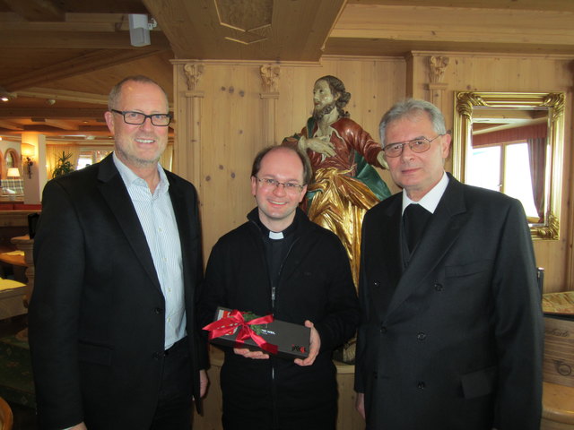 Im Bild: Bgm. Werner Kurz, Kooperator Ferdinand Pittl und Pfarrer Michael Stieber. | Foto: Gem. Ischgl