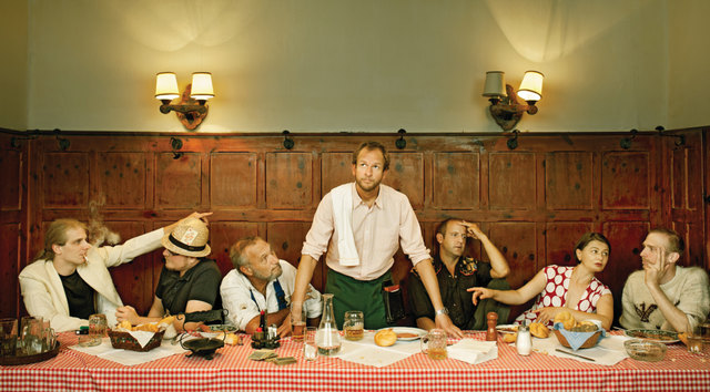 Bei ihren Auftritten stellen Remasuri ein Wirtshaus dar, die Musiker treten als Stammgäste auf.
