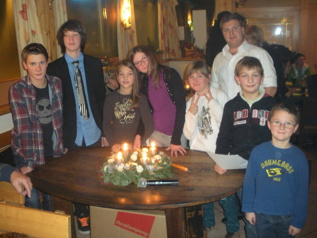 die Jungschützen beim Adventkranz