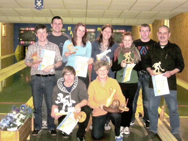 Ortsmeister Kevin Hohensteiner und Ortsmeisterin Martha Stamminger (erste Reihe von links).