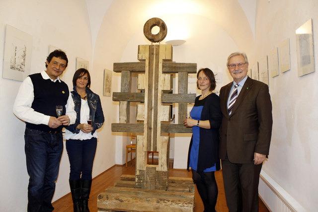 Beeindruckende Holzfiguren und Aquarelle zieren die Galerie im Alten Rathaus.