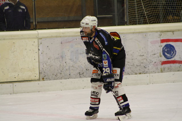 Christoph Kopeinig führt das Team des UEC Kiebitz Althofen als Kapitän auf das Eis | Foto: KK/Hober