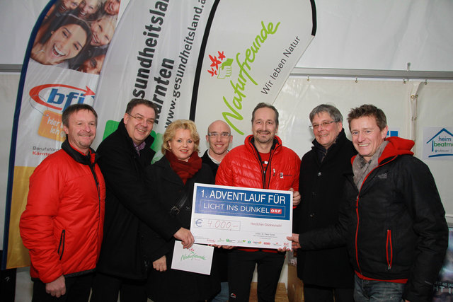 LHStv. Peter Kaiser beim 1. Adventlauf zugunsten Licht ins Dunkel mit Franz Wutte (Gesundheitsland), Gerald Loidl (Vorsitzender Naturfreunde Kärnten), Ilse Pichler (Fa. Heimomed). Michael Tesar (Gt-Heimbeatmung), Wolfgang Schantl (Fa. Maierhofer), Arno Arthofer (Vorsitzender Naturfreunde Klagenfurt)