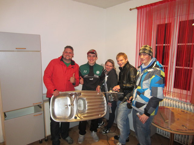 Leiter Markus Gassenbauer (links) mit den Jugendlichen beim Aufbau der Küche. | Foto: Privat